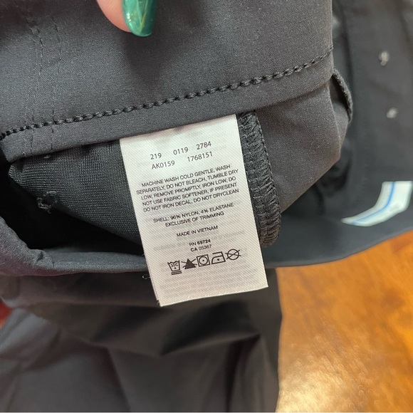 Columbia Women’s anytime casual black Capri size medium - Picture 2 of 8